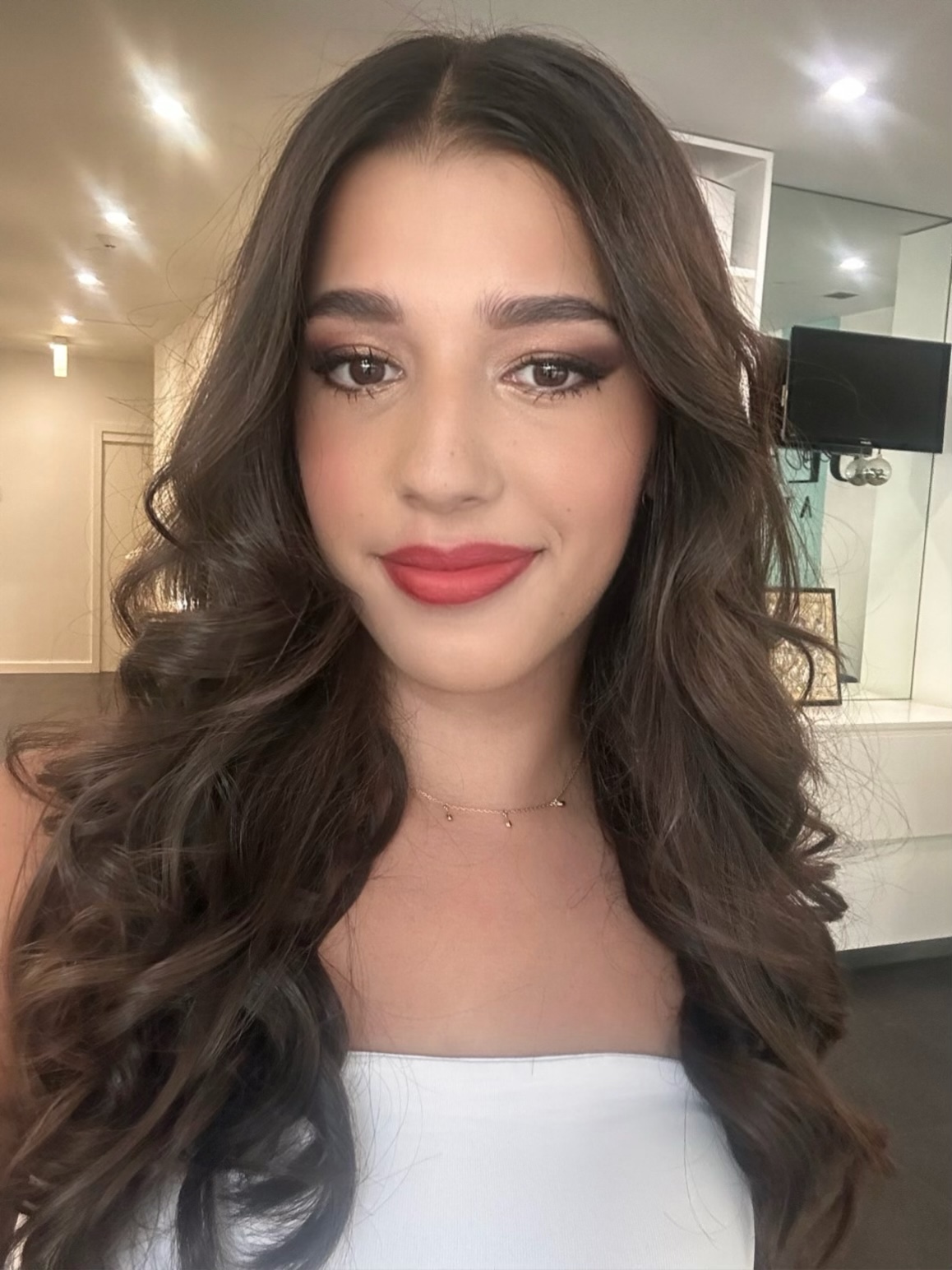 Brunette waves styling